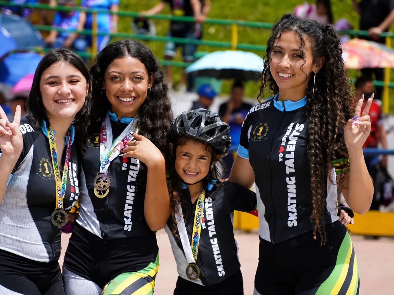 Cuatro patinadoras de Skating Talents con sus medallas en una competencia